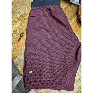 Lululemon Pace Breaker Lined Athletic Shorts Mens Burgundy Geometric Pattern